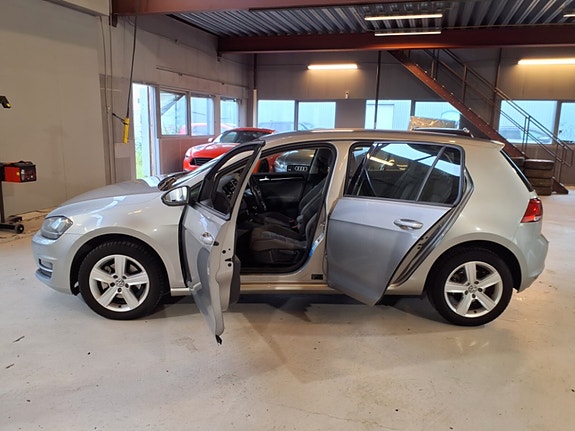 Volkswagen Golf VII 10 of 30