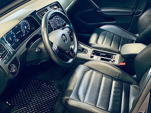 Volkswagen e-Golf VII 9 of 15