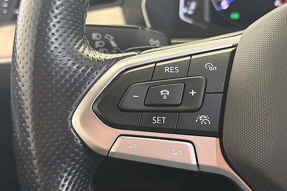 Volkswagen Passat Alltrack 12 of 30