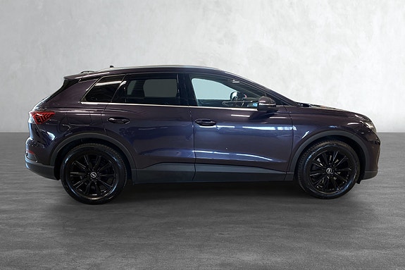 Audi Q4 e-tron 40 Proline i en flott lilla lakkfarge som virkelig skiller seg ut på veien.