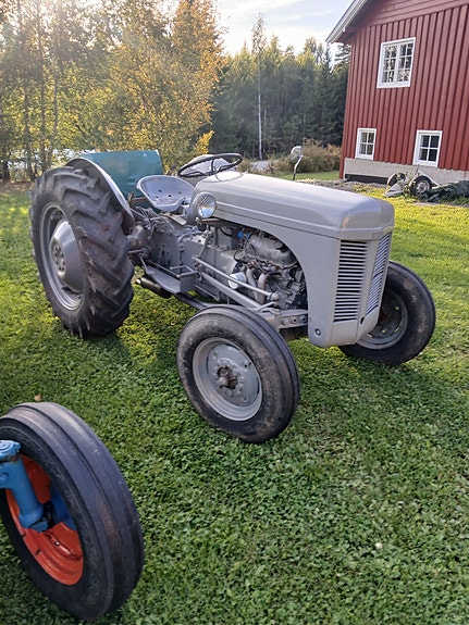 Ford Dexta 2 of 8