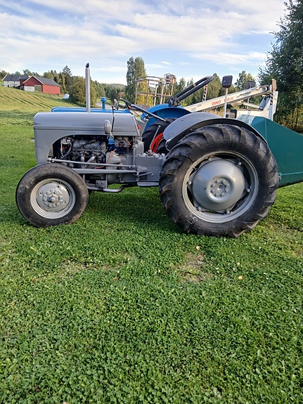 Ford Dexta 3 of 8