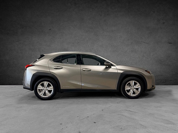 Lexus UX250h 12 of 28