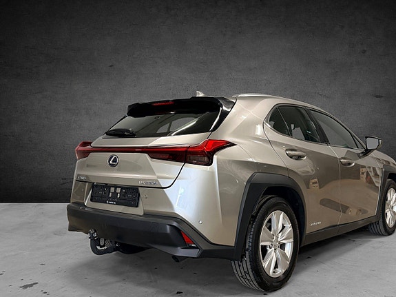 Lexus UX250h 11 of 28