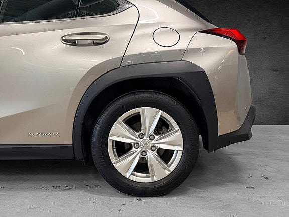 Lexus UX250h 10 of 28