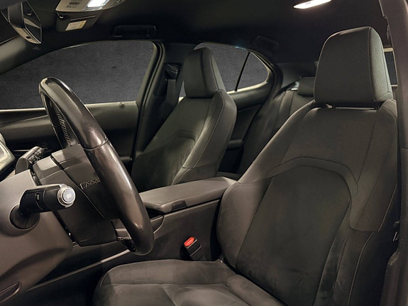 Lexus UX250h 24 of 28