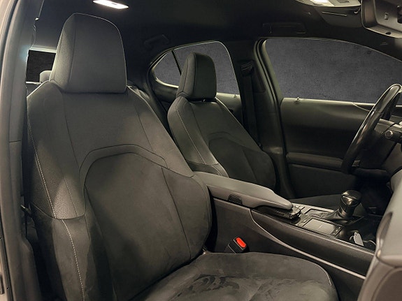 Lexus UX250h 25 of 28