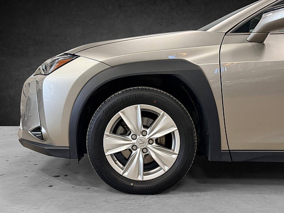 Lexus UX250h 8 of 28