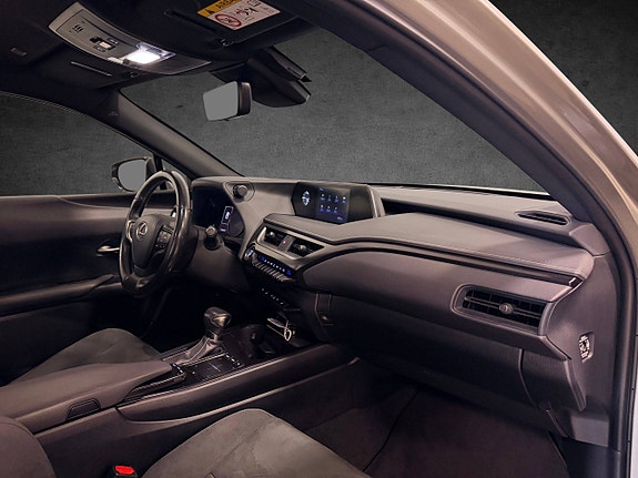 Lexus UX250h 13 of 28