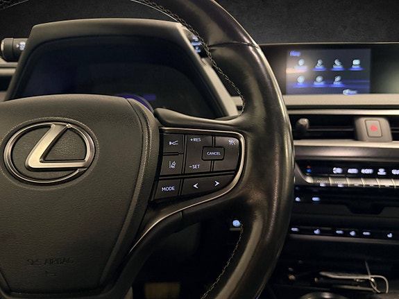 Lexus UX250h 19 of 28