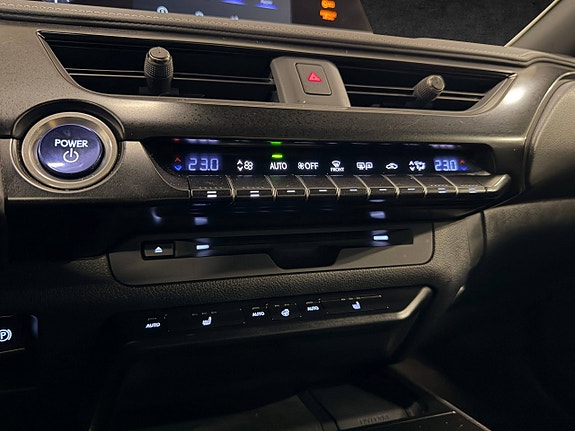 Lexus UX250h 23 of 28