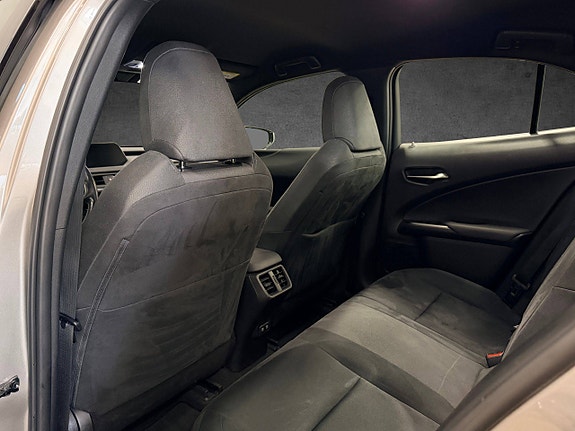 Lexus UX250h 26 of 28