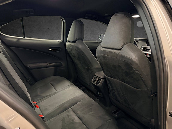 Lexus UX250h 27 of 28