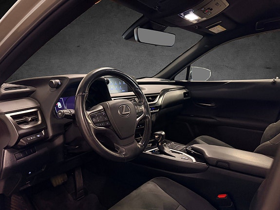 Lexus UX250h 15 of 28