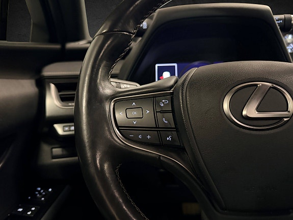 Lexus UX250h 18 of 28
