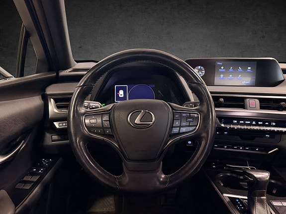 Lexus UX250h 17 of 28