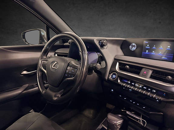 Lexus UX250h 14 of 28