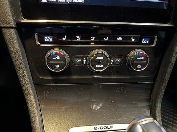 Volkswagen e-Golf VII 27 of 30
