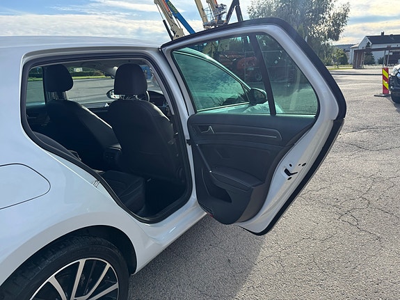 Volkswagen e-Golf VII 11 of 30