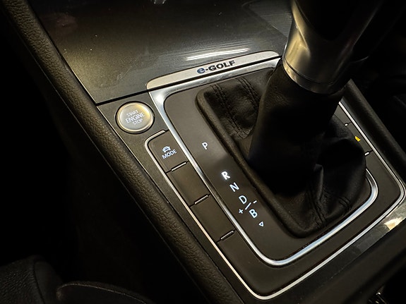 Volkswagen e-Golf VII 26 of 30