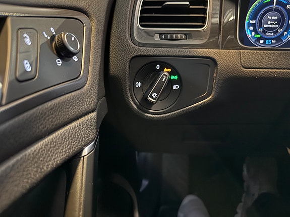 Volkswagen e-Golf VII 28 of 30