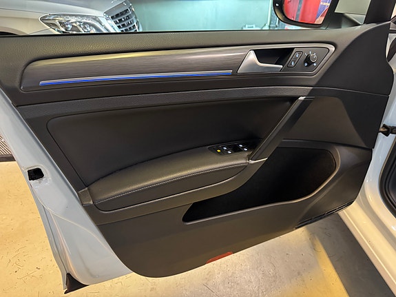 Volkswagen e-Golf VII 15 of 30