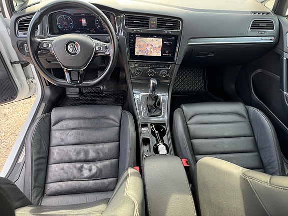 Volkswagen e-Golf VII 17 of 30