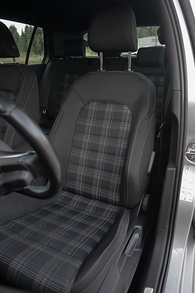 Volkswagen Golf VII 27 of 30