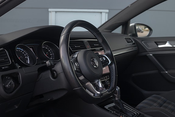 Volkswagen Golf VII 14 of 30