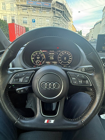 Audi e-tron 8 of 12