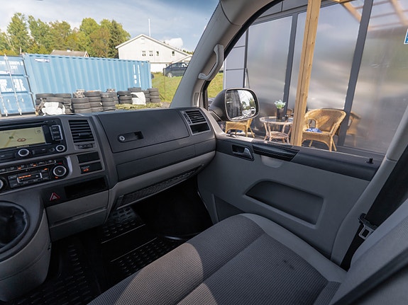 Volkswagen Caravelle 24 of 30