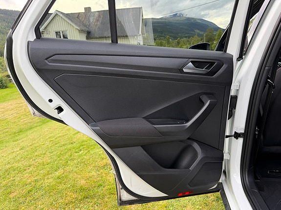 Volkswagen T-Roc 16 of 24