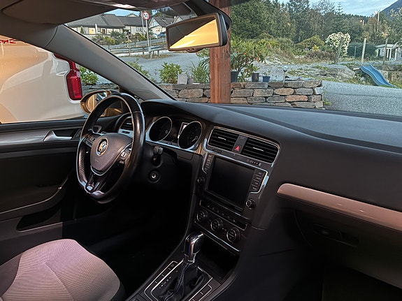 Volkswagen e-Golf VII 2 of 5