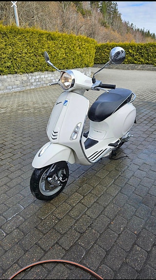 Vespa Primavera 50 2 of 8