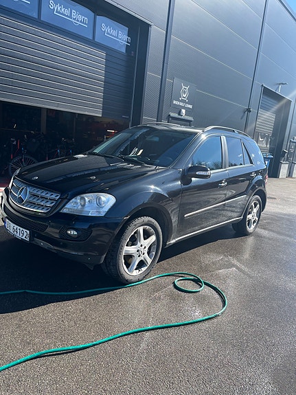 Mercedes-Benz ML320 3 of 17