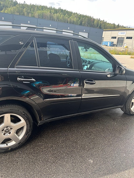 Mercedes-Benz ML320 11 of 17