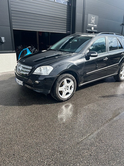 Mercedes-Benz ML320 13 of 17