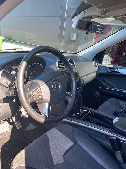Mercedes-Benz ML320 2 of 17