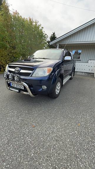 Toyota HiLux 2 of 18