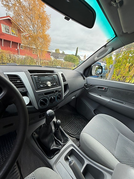 Toyota HiLux 9 of 18