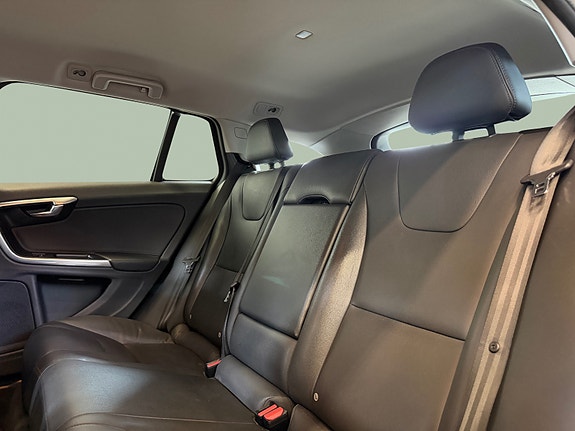 Volvo V60 11 of 30