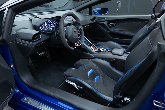 Lamborghini Huracan Spyder 22 of 30