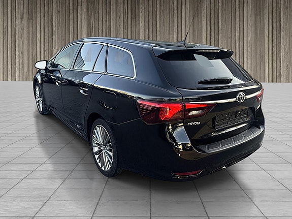 Toyota Avensis 4 of 10