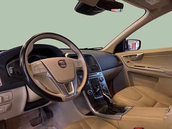 Volvo XC60 13 of 30