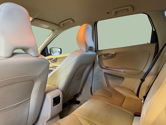 Volvo XC60 12 of 30