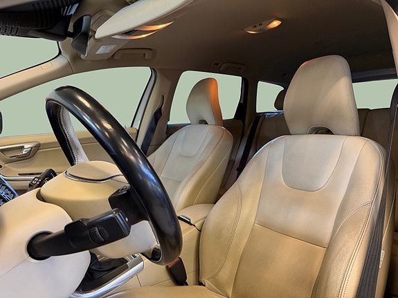 Volvo XC60 10 of 30