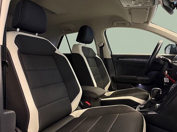 Volkswagen T-Roc 12 of 30