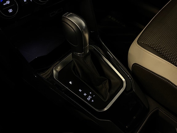 Volkswagen T-Roc 17 of 30