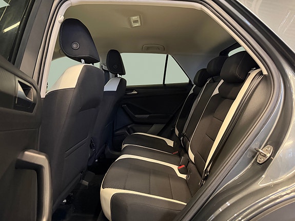 Volkswagen T-Roc 13 of 30
