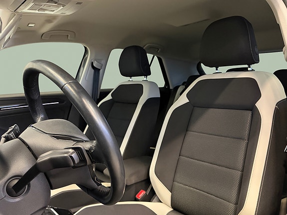 Volkswagen T-Roc 11 of 30
